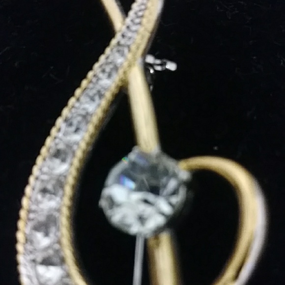 Beautiful gold with rhinestone Treble Clef pin - Picture 2 of 5